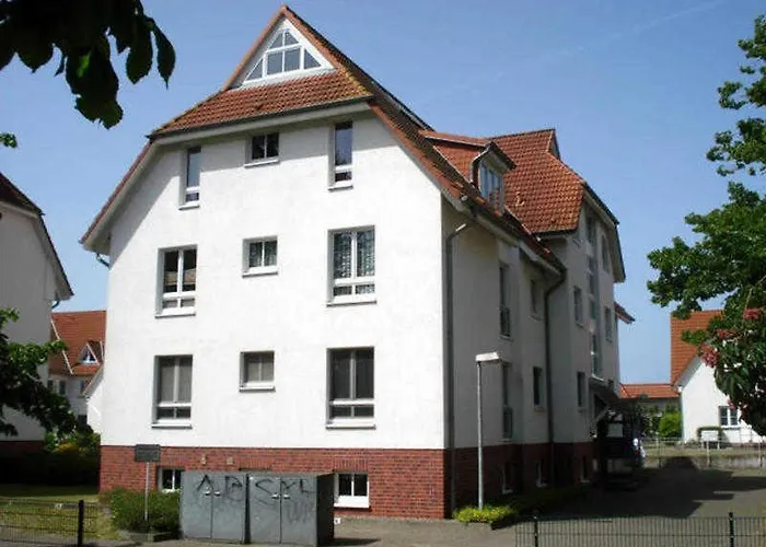 Kastanienallee Zwischen Zentrum Und Seebruecke * Graal-Mueritz